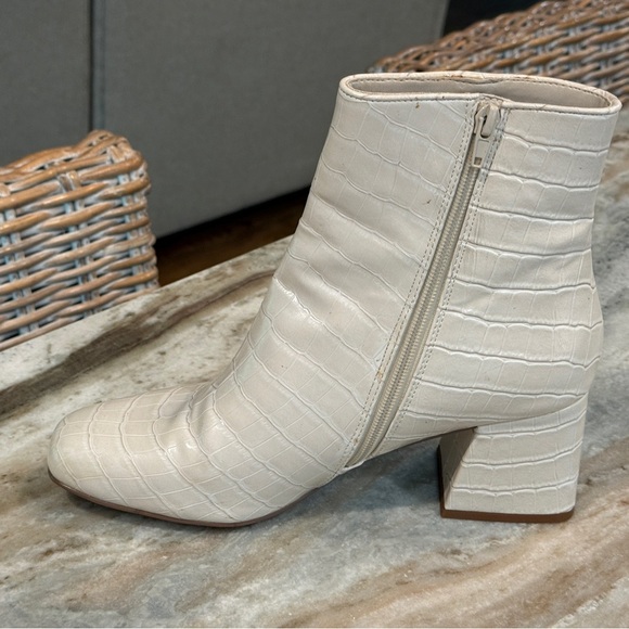 Women’s STEVE MADDEN Darma bone crocodile ankle boot- Size 9.5 - Picture 5 of 8